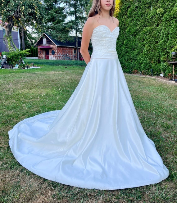 Alfred Sung Strapless Ivory Satin Ballgown with La