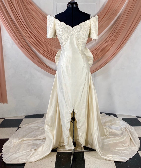 Ivory Off Shoulder Scalloped Vintage Wedding Dress