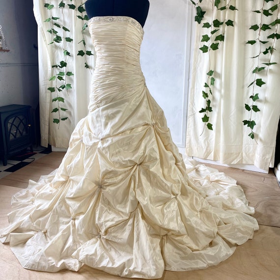 Taffeta Cream Strapless Wedding Gown With Pick-up… - image 3