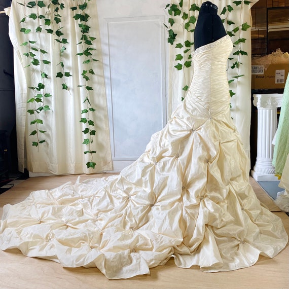 Taffeta Cream Strapless Wedding Gown With Pick-up… - image 2