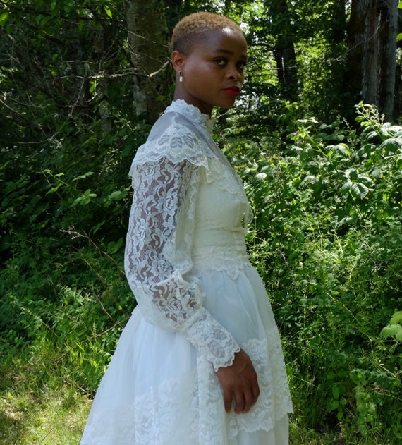 Union Made High Collared Vintage Wedding Dress - image 7