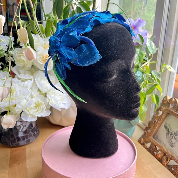 1950's Blue Fascinator Headpiece With Blue/Green Feathers.