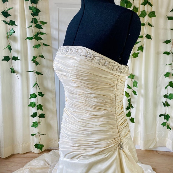 Taffeta Cream Strapless Wedding Gown With Pick-up… - image 5