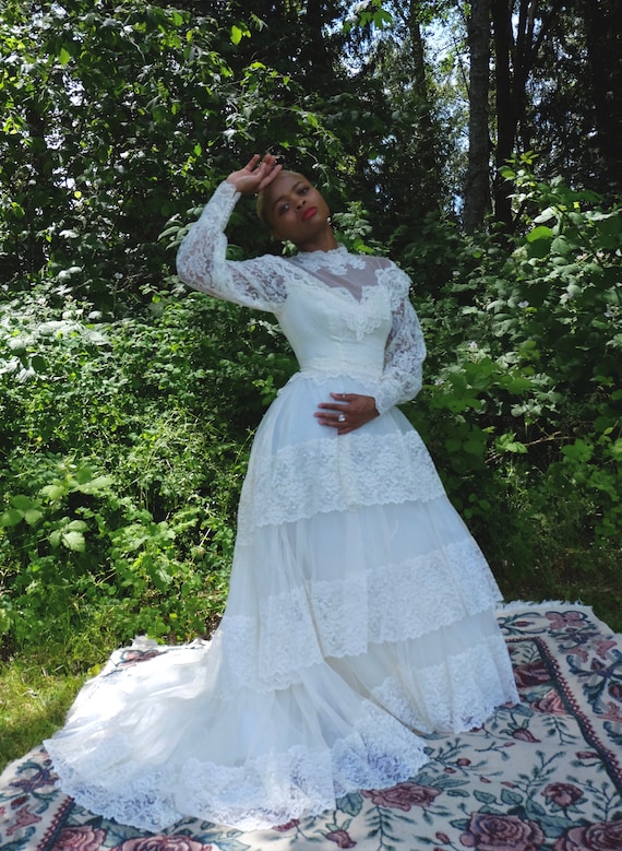 Union Made High Collared Vintage Wedding Dress - image 2