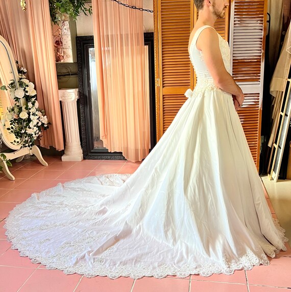 White minimalist design satin sleeveless Retract Your Waist slit ball gown main image 1