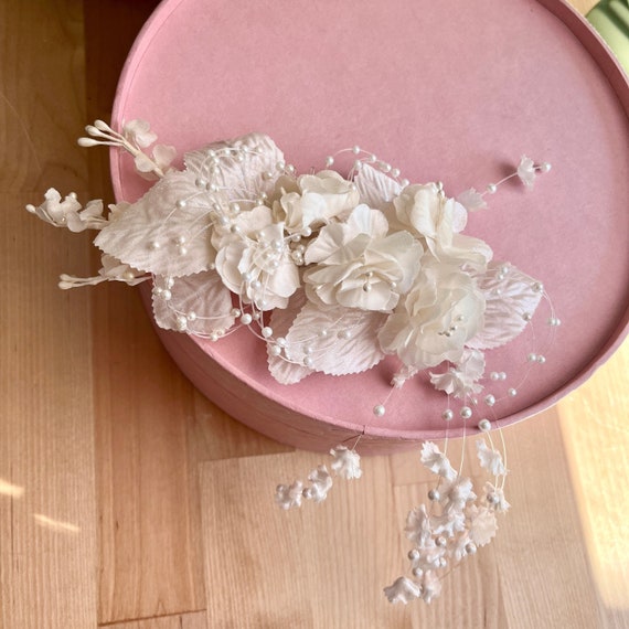 White Floral & Pearl Haircomb