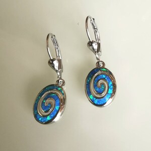 Sterlingzilveren oorbellen in blauwe opaal, Griekse spiraalsieraden