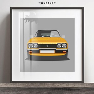 Puede incluir: Impresión enmarcada con una ilustración de un coche clásico amarillo. El coche tiene un techo negro, faros dobles y una zona de matrícula blanca. La obra de arte está sobre un fondo gris, con el nombre del artista en la parte superior.