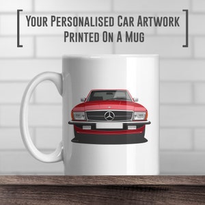 Può includere: Una tazza in ceramica bianca con un'auto rossa Mercedes-Benz stampata su di essa. La tazza ha un manico nero e si trova su una superficie di legno. Il testo "YOUR PERSONALISED CAR ARTWORK PRINTED ON A MUG" è stampato sopra la tazza.