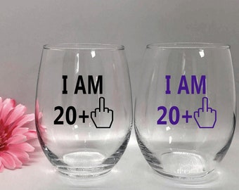 Tengo 20 + 1 dedo medio Copa de vino Copa de vino para cumpleaños número 21 Copa de vino divertida sin tallo para cumpleaños Regalo de cumpleaños número 21 para mujeres u hombres Cumpleaños