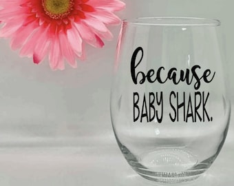 Porque el tiburón bebé es mi copa de vino, vaso divertido para mamá, regalo de Navidad para mamá, copas de vino para mamá, copa de vino para mamá, regalos divertidos para mamá, regalo para mamá, humor para adultos