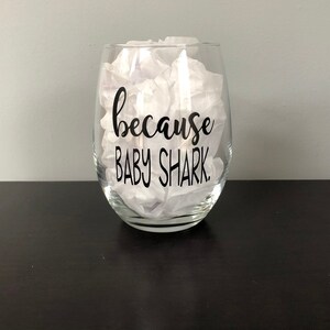 Because Baby Shark Wine Glass Mommy Funny Glass Mom Christmas Gift Mom Wine Glasses Mom Wine Cup Funny Mom Gifts Gift for Mom Adult Humor bild 3