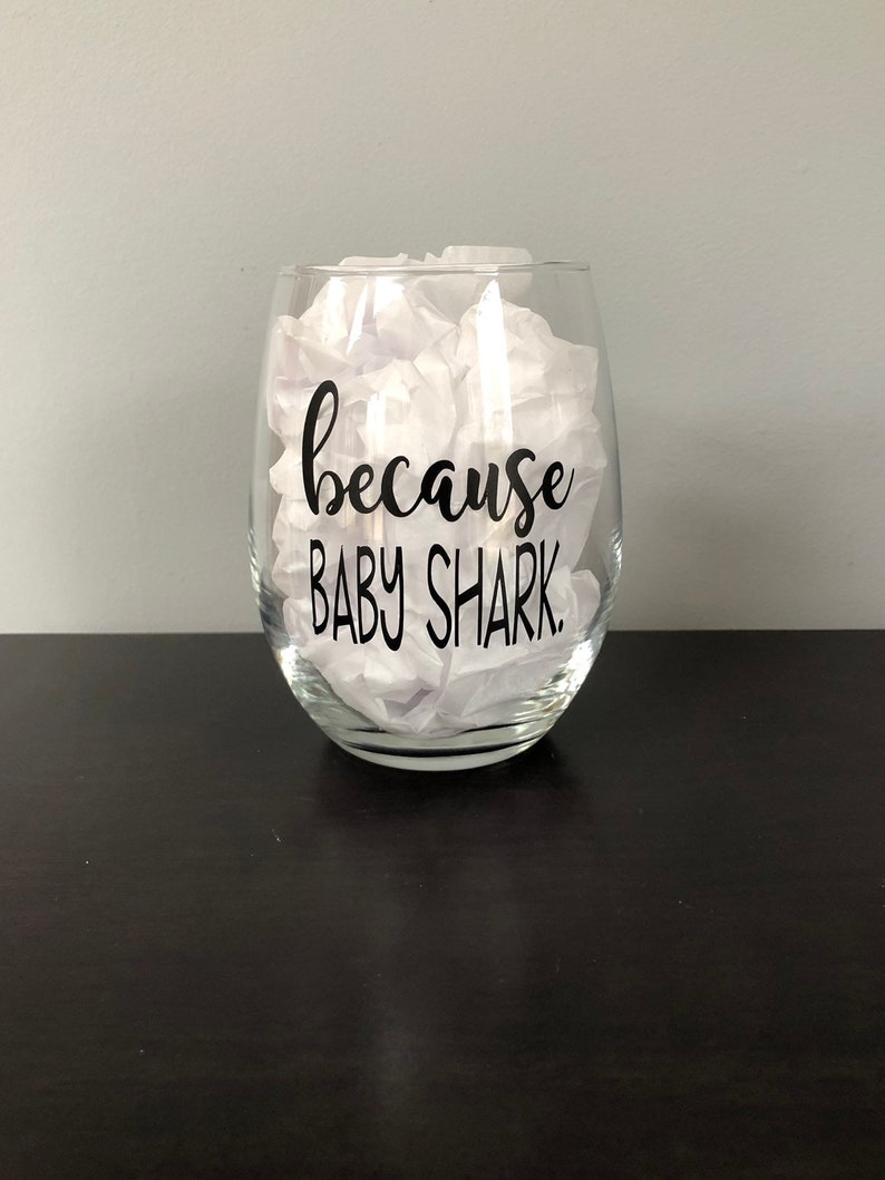 Because Baby Shark Wine Glass Mommy Funny Glass Mom Christmas Gift Mom Wine Glasses Mom Wine Cup Funny Mom Gifts Gift for Mom Adult Humor bild 3