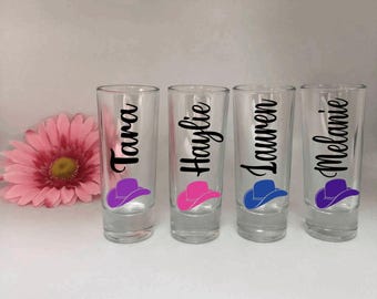 Vasos de chupito personalizados con nombre de vaquera, vasos de chupito de Nashville, temática del último rodeo, recuerdo para despedida de soltera, regalo de cumpleaños número 21, vasos de chupito altos