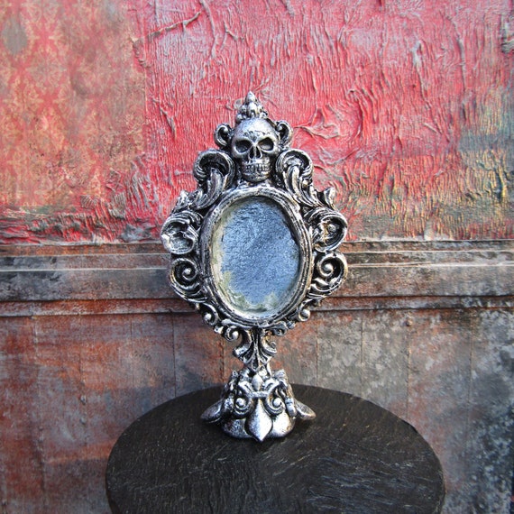Dollhouse Haunted Mirror: Spooky Skull Miniature Halloween Accessory 1/6 - 1/12