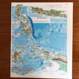 Peut inclure: Une carte vintage de Java et Madura, en Indonésie, avec une palette de couleurs bleue et verte. La carte montre la topographie des îles, y compris les montagnes, les rivières et les côtes. La carte comprend également une échelle et une rose des vents.