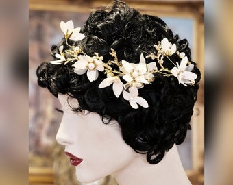 Wunderschönes romantisches Stirnband aus den 1920er und 1930er Jahren, ätherisches Brautweiß mit goldener Magnolien-Blumennadel, handgefertigter Kopfschmuck