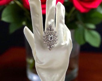 Pierścionek koktajlowy z kryształkami w stylu art déco z lat 20. XX wieku w stylu Great Gatsby