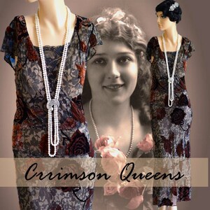 Könnte beinhalten: Ein vintage-inspiriertes, bodenlanges Kleid mit Blumenmuster und einem durchsichtigen Überzug. Das Kleid hat einen tiefen V-Ausschnitt und kurze Ärmel. Das Kleid ist mit einer langen Perlenkette verziert. Das Kleid wird auf einer Schaufensterpuppe und einem Vintage-Foto einer Frau gezeigt, die ein ähnliches Kleid trägt.