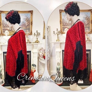 Peut inclure: Un kimono en velours rouge avec des franges noires. Le kimono a un motif floral et est porté sur un mannequin.