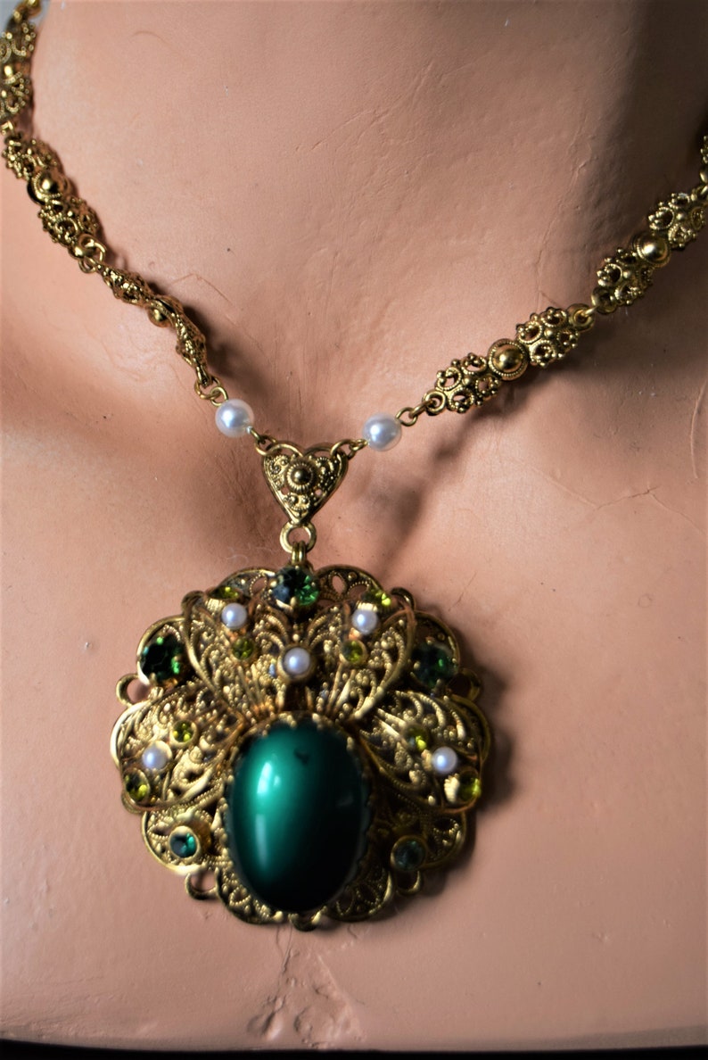 Germany emerald green cabochon necklace /& earring set Gorgeous W