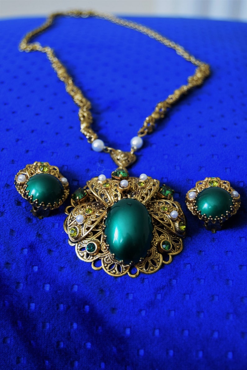 Germany emerald green cabochon necklace /& earring set Gorgeous W