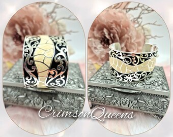Pulsera rígida Art Déco de los años 30 con mosaico al estilo Gaudí, bañada en plata con detalles en resina negra, perla y ónix.