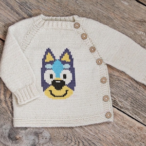 Suéter infantil de punto con dibujos de cachorros azules, patrón de tejido en PDF, trabajo de color de puntada duplicada, cárdigan con botones para niños de arriba hacia abajo y raglán fácil para principiantes