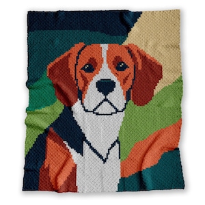 Può includere: Una coperta lavorata a maglia con un design geometrico di un cane beagle. La coperta presenta un'immagine pixelata del viso e del corpo del cane, con dettagli arancioni, bianchi e neri. Lo sfondo incorpora forme verdi, beige e blu navy.