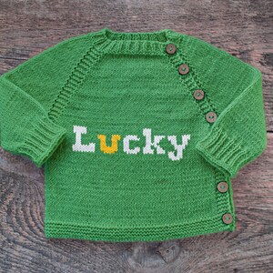 Green Lucky Jacket - pdf-breipatroon, voor kinderen van 0-3 maanden - 4 jaar, eenvoudig breipatroon voor beginners, eenvoudig raglanvest met knoop voor kinderen