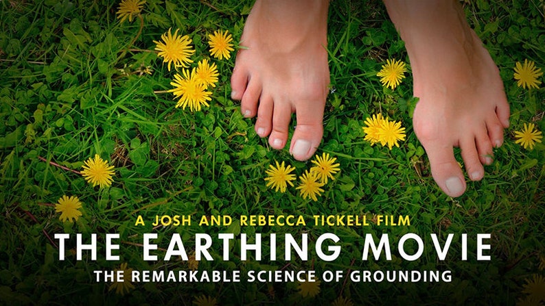 Puede incluir: Primer plano de pies descalzos de pie sobre hierba verde con dientes de le&oacute;n amarillos. El texto "The Earthing Movie" est&aacute; en la parte inferior de la imagen con el lema "The Remarkable Science of Grounding".