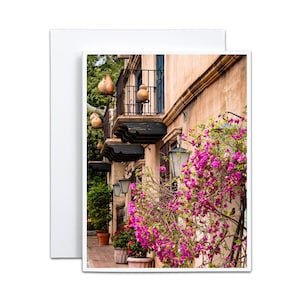 Südwesten leere Grußkarte von Bougainvillea und Keramik, um Reise mit Freunden zu teilen Danke für die Ausrichtung eines ruhigen Frühlingsspaziergangs