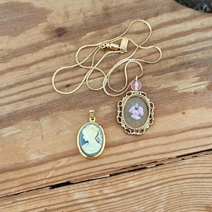 2 Vintage Pendant with a gold plated chain, Vintage Pendant, Vintage Necklace, Vintage Chain, Duo