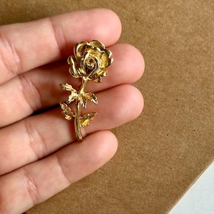 Vintage Gold Tone Rose Brooch – Elegant Floral Pin from the 1960s–70s