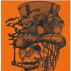 以下が含まれることがあります： オレンジ色の背景に、黒と白の刺繍で描かれた、バラを乗せたシルクハットをかぶった骸骨のデザイン。骸骨はシガーを吸っており、長く流れるようなひげを生やしています。