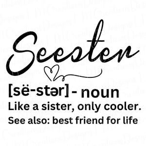 以下が含まれることがあります： 黒と白のグラフィックで、筆記体の「Seester」という言葉、ハート、定義が描かれています。定義は「妹のように、ただもっとクール。参照：生涯の親友」と書かれています。