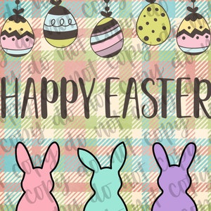 Puede incluir: Saludo de Feliz Pascua con tres conejos de color pastel sobre un fondo a cuadros. Los conejos están de espaldas al espectador y tienen un corazón o una flor en la cola. Hay cinco huevos de Pascua colgando sobre los conejos.