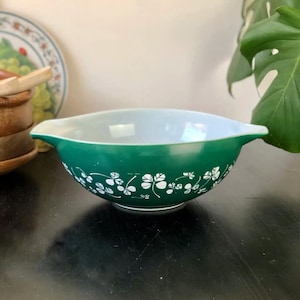 Gran emerald Green Chip 'n' Dip Bowl en patrón de trébol por Pyrex - Plato de vajilla / Utensilios de cocina retro / - Década de 1960 / Cloverleaf