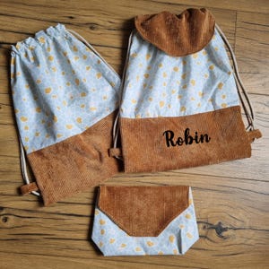 Sac à dos pochon enfant personnalisé avec prénom, motif géometrique et velours côtelé marron, pour enfant, bébé, école, nounou, crèche