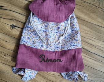 Sac à dos pochon personnalisé pour enfant, bébé avec prénom motif fleurs violet et double gaze de coton