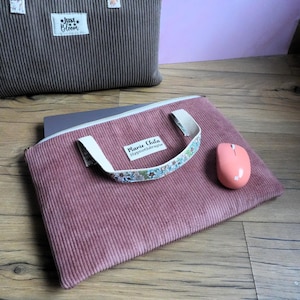 Laptoptasche oder -hülle mit oder ohne Tragegriffe, personalisierte Beschriftung, aus Cord.