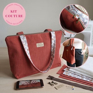Peut inclure: Un sac cabas en velours côtelé rouille avec des anses à motif floral et une étiquette SLOW living. Le kit comprend des tissus, une fermeture éclair marron, deux curseurs métalliques et une étiquette, avec un smartphone montrant les étapes.