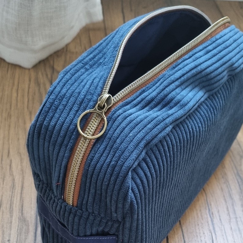 Personalized corduroy toiletry bag with first name 6 colors, 2 sizes bleu foncé