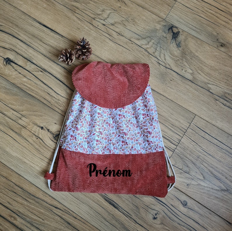 Sac à dos pochon enfant personnalisé prénom fleurs liberty pour enfant ou bébé à l'école ou chez nounou velours terracotta