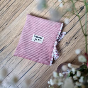 Kit couture Prêt à coudre Pochette à liseuse ou livre en velours côtelé personnalisée avec inscription