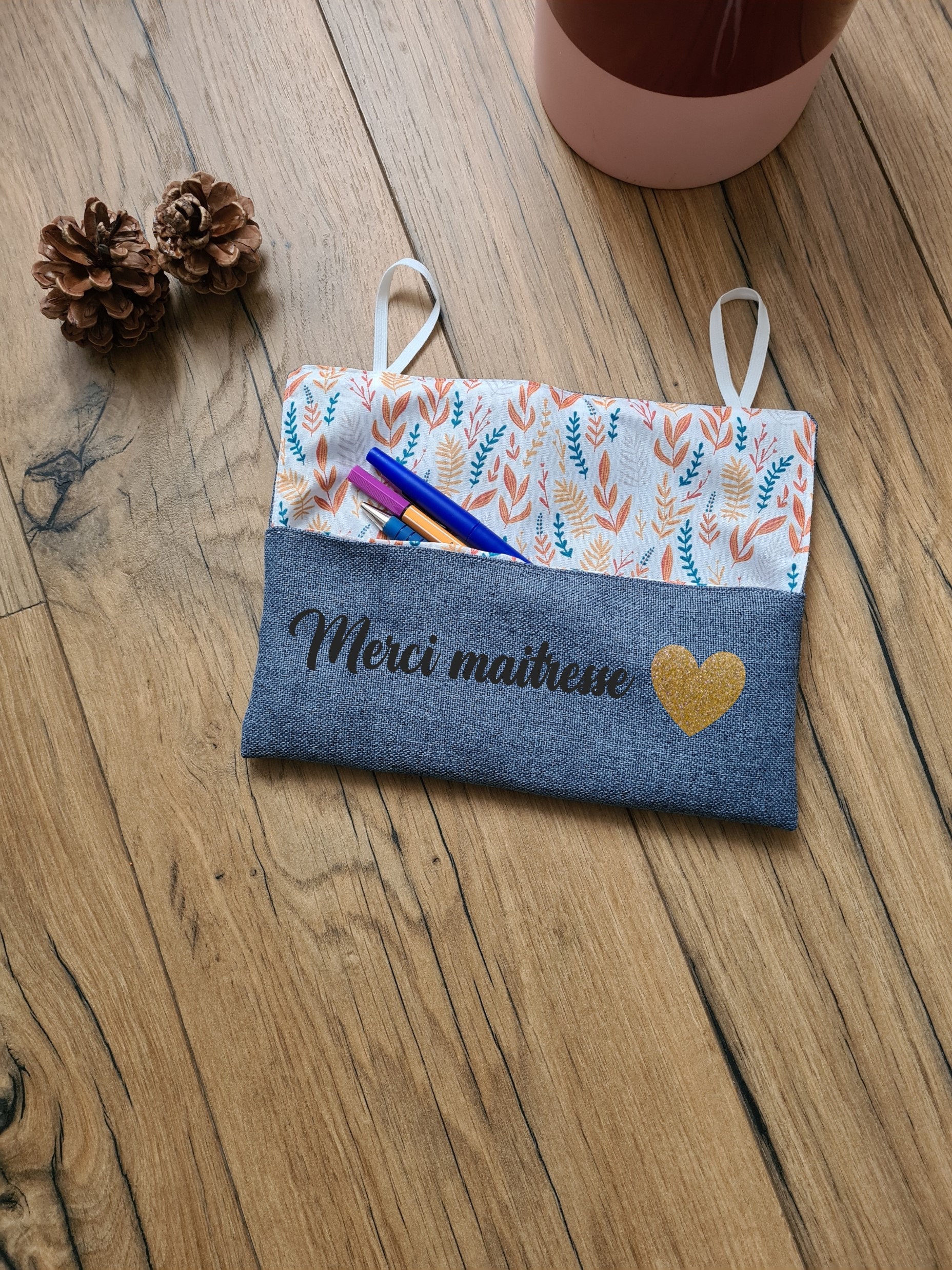 Trousse Merci Maitresse Bleu et Fleurs à Rouler avec Élastiques Pour Maman, ou Nounou