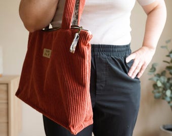 Personalized corduroy tote bag, large zipped and lined tote bag, engraved label of your choice, handmade gift for women, 2 sizes