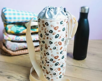 Insulated water bottle holder in coated cotton | Bottle bag with adjustable strap | Handmade zero-waste accessory | Personalized gift for women