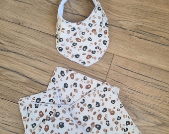 Set of 2 bibs and 5 washable and reusable baby wipes with leopard greau pattern