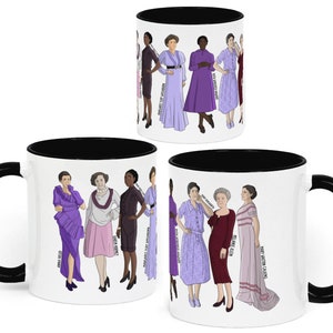 Puede incluir: Dos tazas de cerámica blanca con asas negras y bordes negros. Cada taza presenta una ilustración diferente de mujeres con vestidos de color morado y lavanda. El texto en las tazas incluye los nombres de las mujeres representadas.
